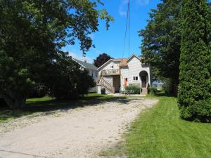 The Cute & Cozy - Upper Apt - Great Location!