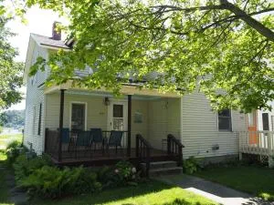 The Cute & Cozy - Lower Apt - Great Location! - Elberta