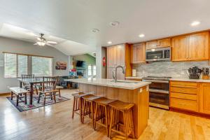 2 Mi to Downtown Home with Hot Tub in Estes Park!