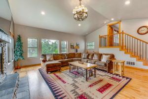 2 Mi to Downtown Home with Hot Tub in Estes Park!