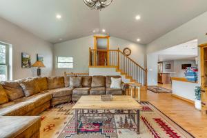 2 Mi to Downtown Home with Hot Tub in Estes Park!