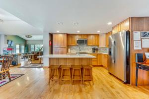 2 Mi to Downtown Home with Hot Tub in Estes Park!