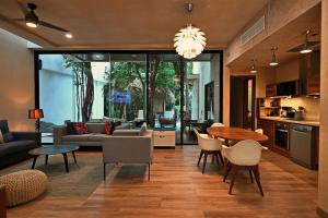 Luxury 5-br Oasis Golf, Private Pool, Beach!