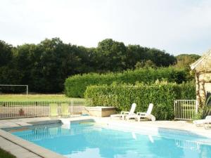 Maisons de vacances **Roulotte cosy avec piscine, petanque et jardin pres de la maison de George Sand** - FR-1-591-77 : photos des chambres