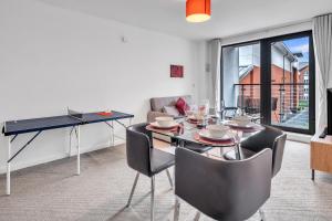 Central Suite Near Mailbox, King Bed, Ping Pong, Netflix, Sleeps 4