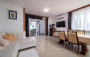 2 Bedroom Stunning Apartment In Medulin 