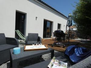 Maisons de vacances Maison spacieuse avec jardin clos, pres plage, animaux OK, 10 pers, Notre-Dame-de-Monts - FR-1-540-137 : photos des chambres