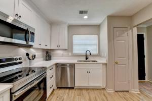 Walk to Avalon or Downtown 3