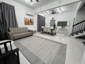 RUMAH MELATI by IMPIAN HOMESTAY KLIA-SALAK TINGGI-NILAI - 3hvězdičkové hotely ve městě Sepang