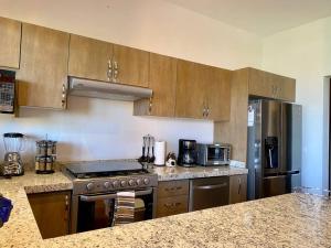 Lovely 3BD 4BA APT Pool Gym Parking