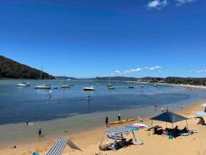 Taylas Beach House Walk to beach