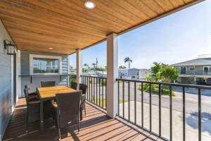 Walk to Bradenton Beach 3rd-Floor Beach Retreat w/ Deck