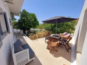 Χαλκί, Σπίτι με κήπο - Kinitharos