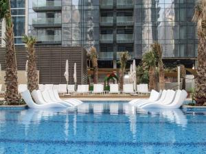 Stylish 3BR Apartment in Dubai Marina with Pool, Gym, and Views