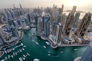 Stylish 3BR Apartment in Dubai Marina with Pool, Gym, and Views