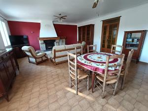 Véritable maison de campagne nouvellement rénovée au pied du Lubéron