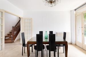 Maisons de vacances Cozy house with garage & large garden, PARIS Center 30min RER A, Orly airport : photos des chambres