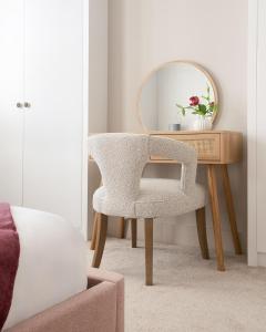 Luxury Family Home in Central Windsor with Large Garden, Games Room, Office, Parking & Pet-Friendly