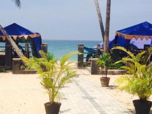 Rainbow Beach Hotel