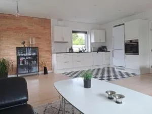 Centralt beliggende hyggeligt byhus med 8 sovepladser 130m2 med pejs - Holstebro