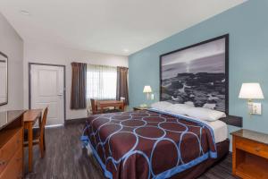 King Room - with Mobility/Hearing Impaired Access - Non-Smoking room in Super 8 by Wyndham El Cajon CA
