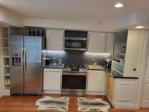 Downtown Toronto House Central 2BED 2BATH Subway Free Parking