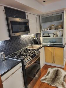 Downtown Toronto House Central 2BED 2BATH Subway Free Parking