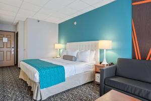 Business King Room - Non-Smoking room in Howard Johnson by Wyndham Rapid City