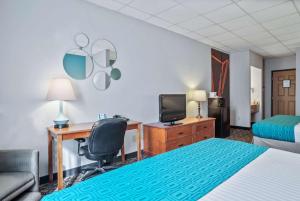 King Room with Two King Beds - Non-Smoking room in Howard Johnson by Wyndham Rapid City