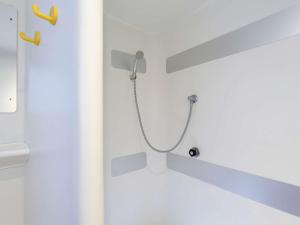 Hotels HotelF1 Marseille Provence : Dortoir à 6 Lits avec Salle de Bains Commune