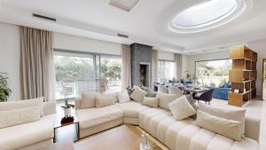 Villa F- Luxury 4 suites on a 5000sqm in the heart of Ambassadeurs