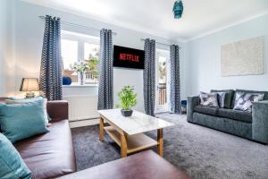 Progressive House 5 Bedrooms Inc Study with Sofabed, Garden, Smart TV in Every Bedroom FREE Parking