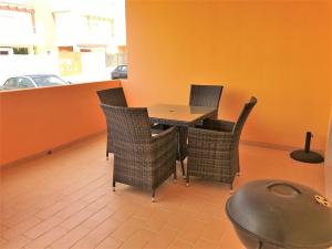 Terry - 2 Bed 2 Bath Ground Floor Apartment with Direct Access to the Communal Pool