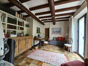 Maisons de vacances Superbe Mas Provencal avec piscine au pied de Gordes : photos des chambres