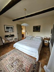 Maisons de vacances Superbe Mas Provencal avec piscine au pied de Gordes : photos des chambres