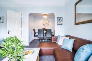 Progressive House 5 Bedrooms Inc Study with Sofabed, Garden, Smart TV in Every Bedroom FREE Parking