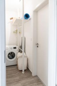 Waterfront City apt Buda Hills Views&Free parking