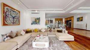 Villa 44- Superbe Villa Moderne 7 chambres, 2500m2, piscine, cinema, clim , meublee