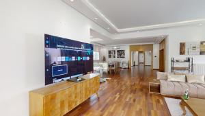 Villa 44- Superbe Villa Moderne 7 chambres, 2500m2, piscine, cinema, clim , meublee