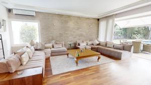 Villa 44- Superbe Villa Moderne 7 chambres, 2500m2, piscine, cinema, clim , meublee