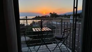 Greens and Greys by the Sea - 莱福卡斯特龙