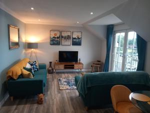 Idyllic Waterside Penthouse