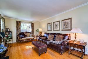 Antique Charm 3BR Gourmet Kitchen & Large Yard