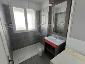 Appartement Rustique en Bord de Mer à Hendaye - 2 Chambres, Balcon, Quartier Plage - FR-1-2-293