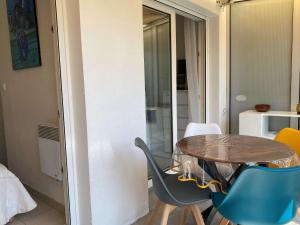 Appartements Agreable T2 climatise avec Loggia, Parking, et Wifi a Balaruc-les-Bains - FR-1-553-250 : photos des chambres