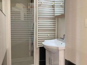 Appartements Agreable T2 climatise avec Loggia, Parking, et Wifi a Balaruc-les-Bains - FR-1-553-250 : photos des chambres