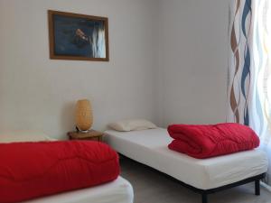 Chalets Chalet Mitoyen 7p avec Piscine, Sauna, Parking Gratuit et Proche Commerces - FR-1-504-67 : photos des chambres