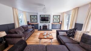 Large country house with garden, outdoor spa area & games room with Hot Tub and Fire Pit