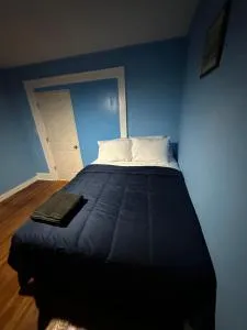 Fidelia Diamond Room Queen Bed Minutes from Newark Liberty International Airport and Newark Penn Station - Millburn