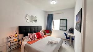 Alquiler de Habitación privada con las areas de sala, cocina y baño que se comparten cerca al Mar!